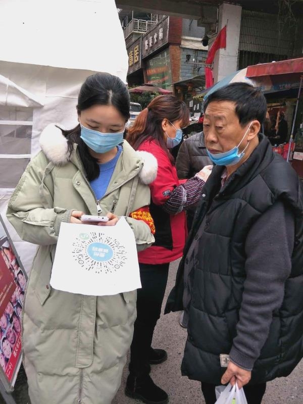 安全161谢凌昕在火车站为返黔人员登记信息