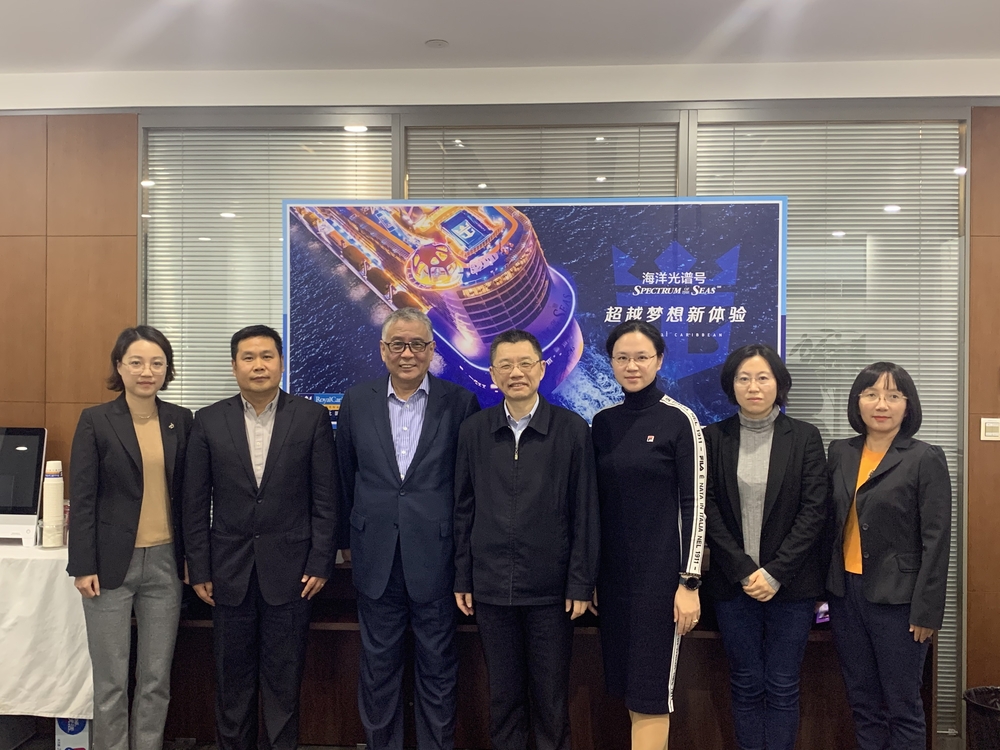 与皇家加勒比游轮亚洲区主席刘淄楠博士合影