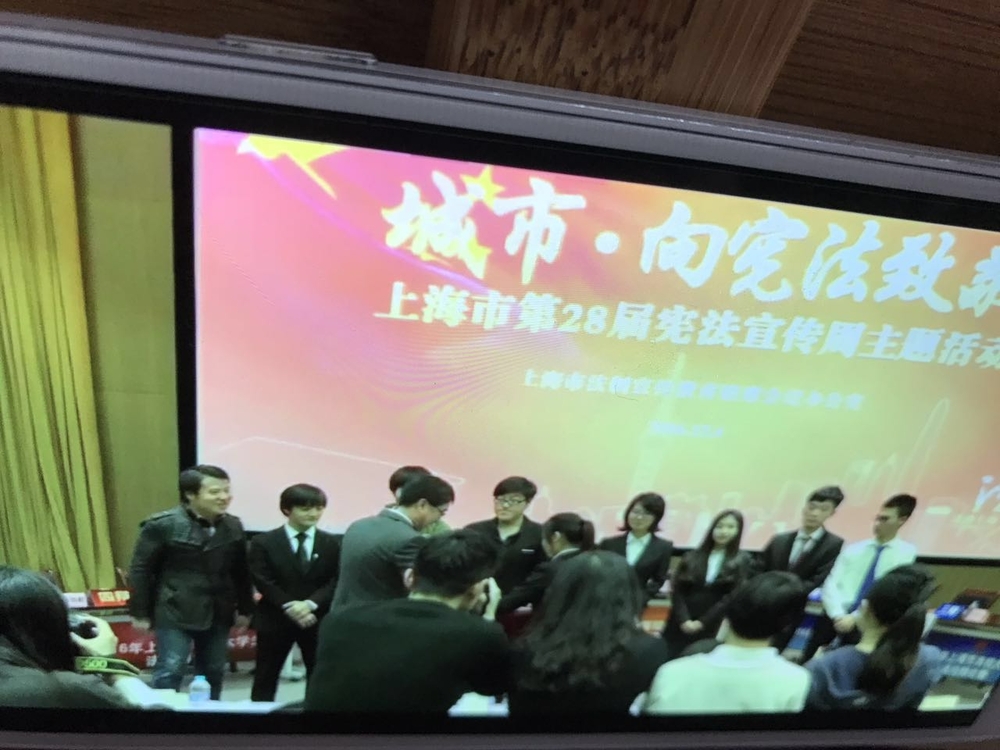 上海市副市长白少康为我校代表队颁奖