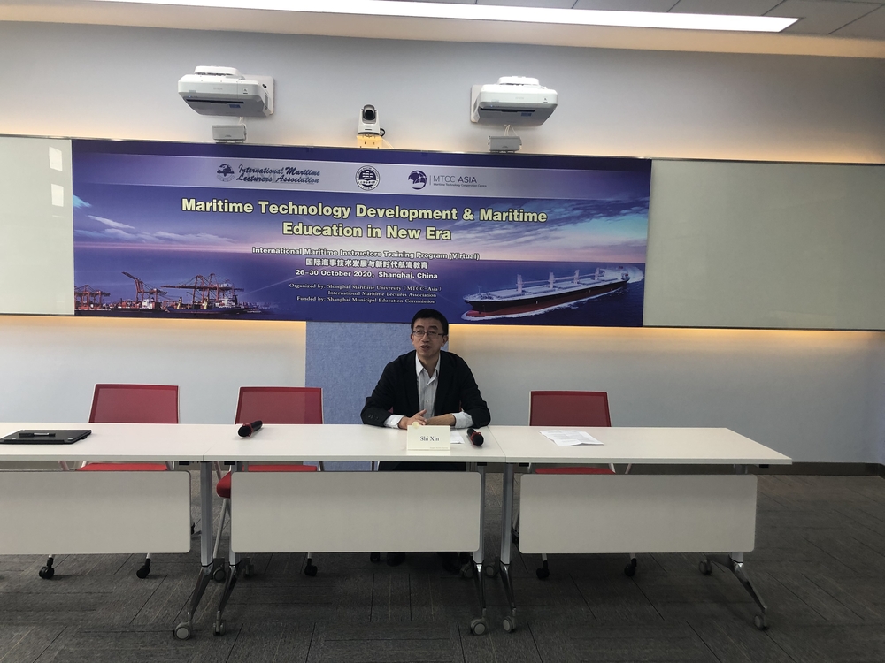 施欣副校长做开班致辞