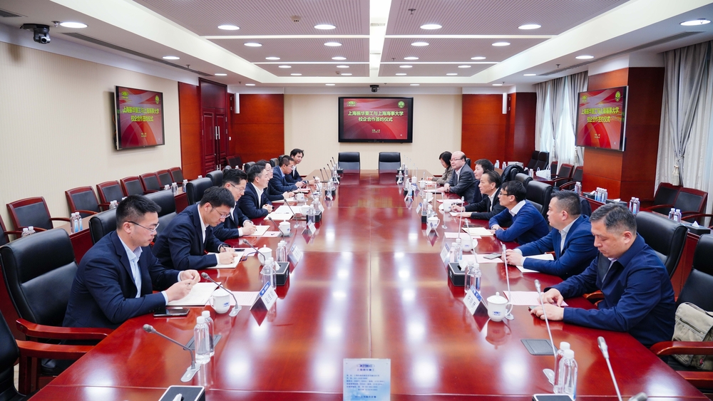 学校与上海振华重工集团签署新一轮战略合作协议