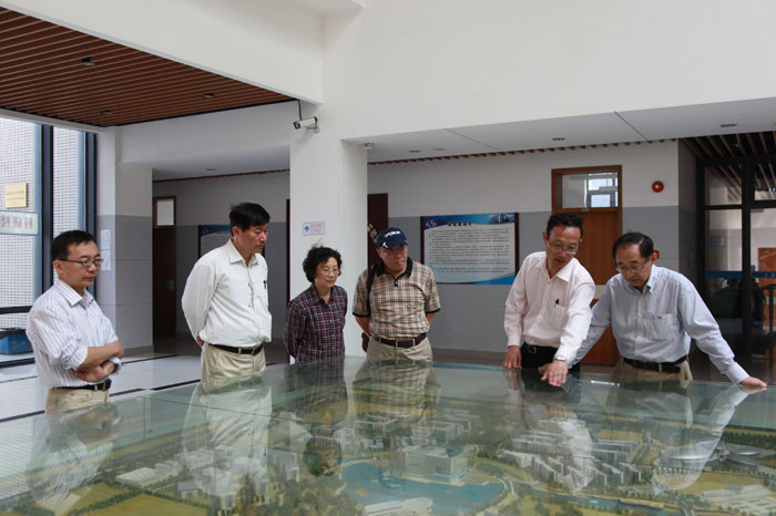 全国政协委员、中国地方志指导小组常务副组长朱佳木同志访问我校