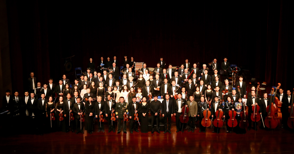 满天星交响乐团与我校交响乐团合影