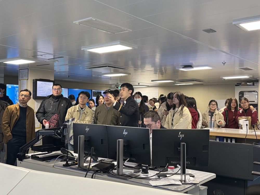 参观机舱集控室