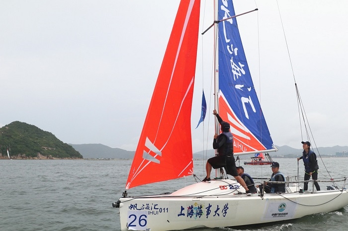 我校帆船队队员升帆