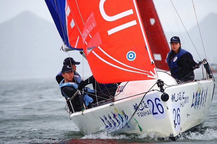 我校帆船队在暴雨中航行