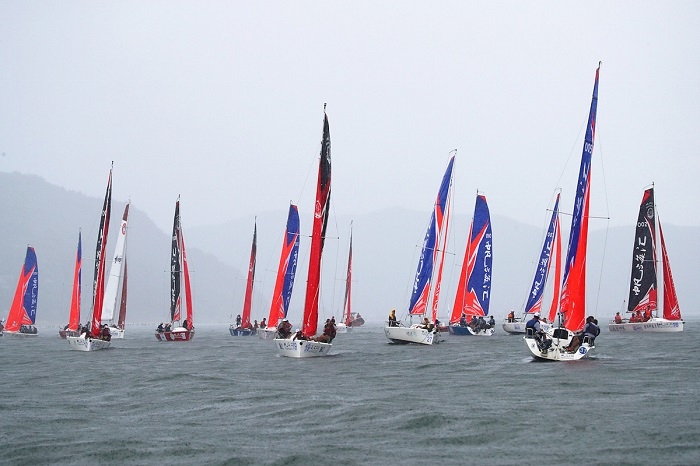 各高校代表队暴雨中风帆角逐