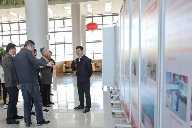 校领导参观主题展