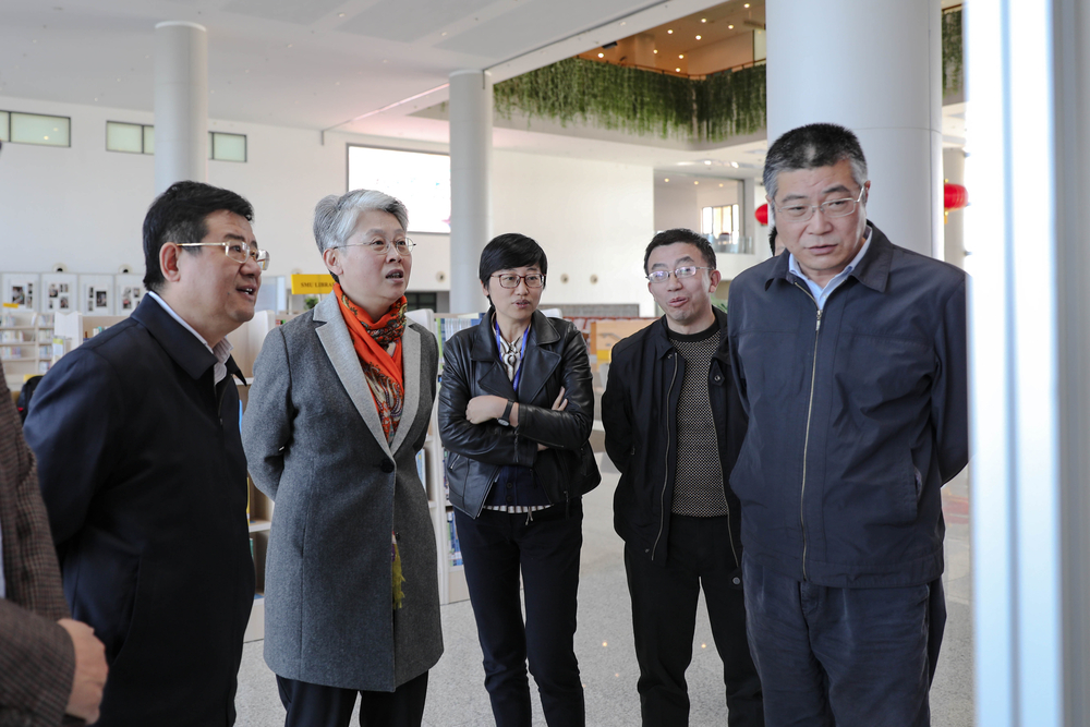校领导参观主题展
