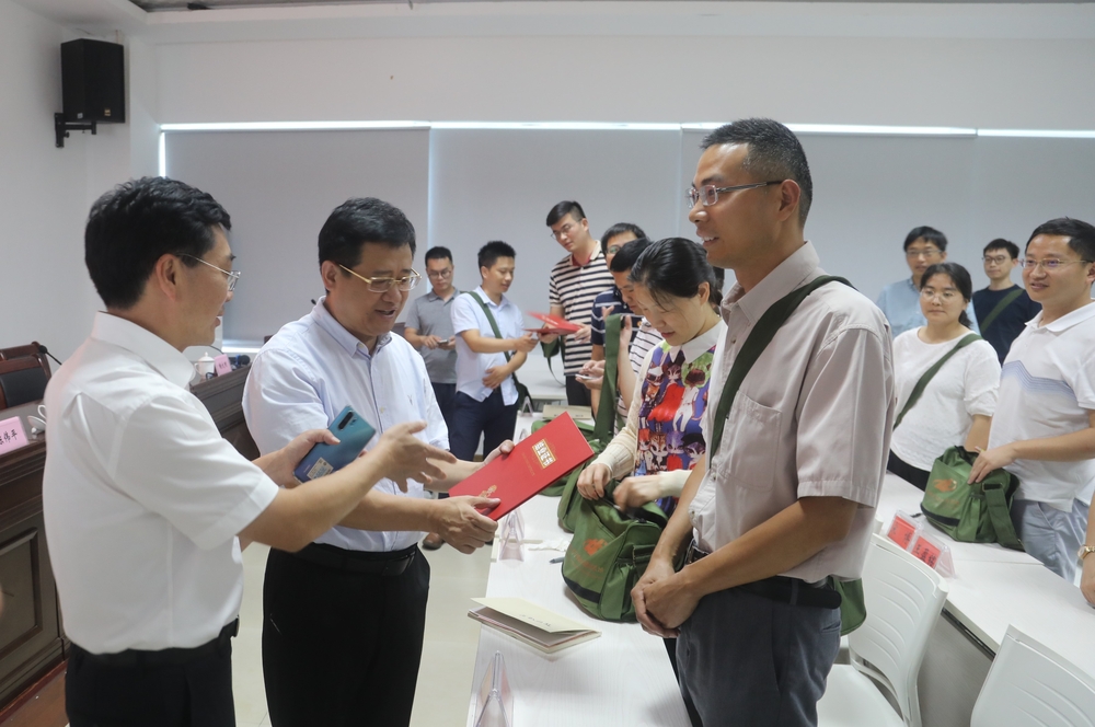 井冈山革命传统教育基地王学坤主任颁发并介绍结业证书