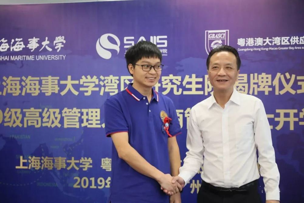 严伟副校长为学员代表佩戴校徽