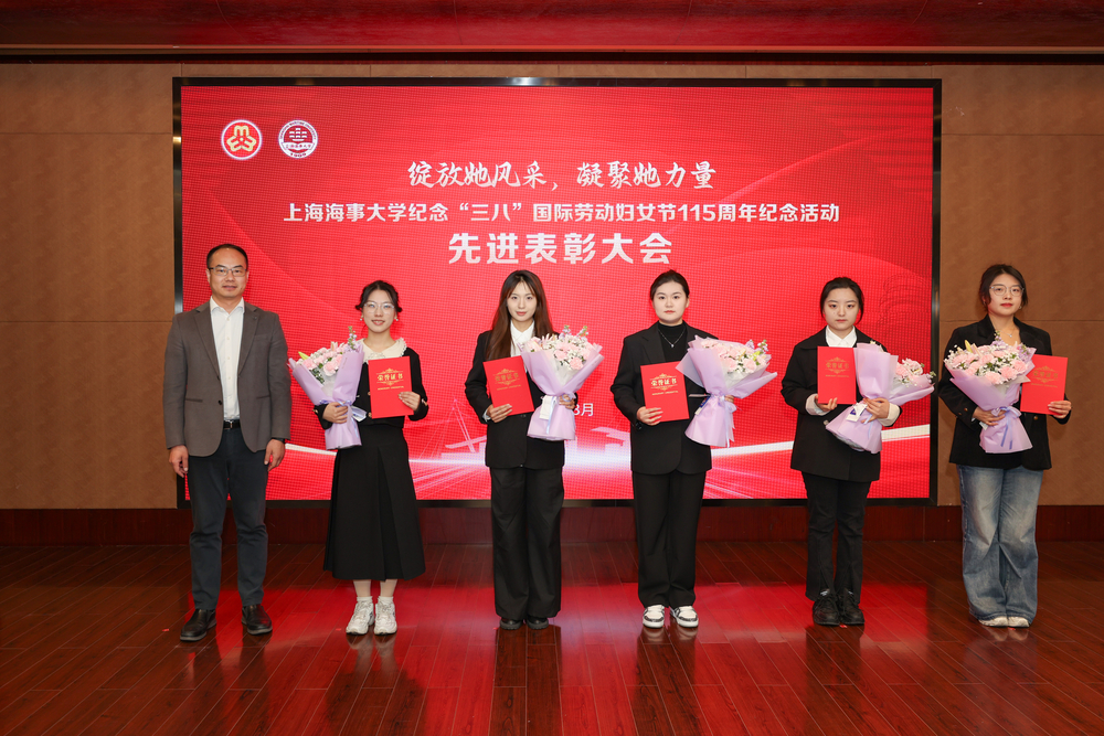 赵大为为校学生三八红旗手颁奖