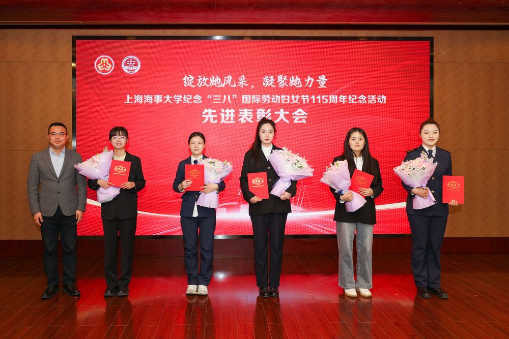 顾卫忠为校学生三八红旗手颁奖