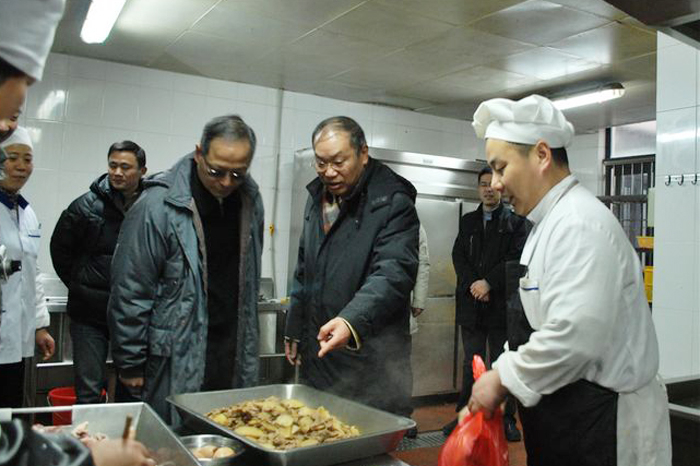 党委书记於世成、校长黄有方亲切慰问春节期间坚守岗位的一线职工