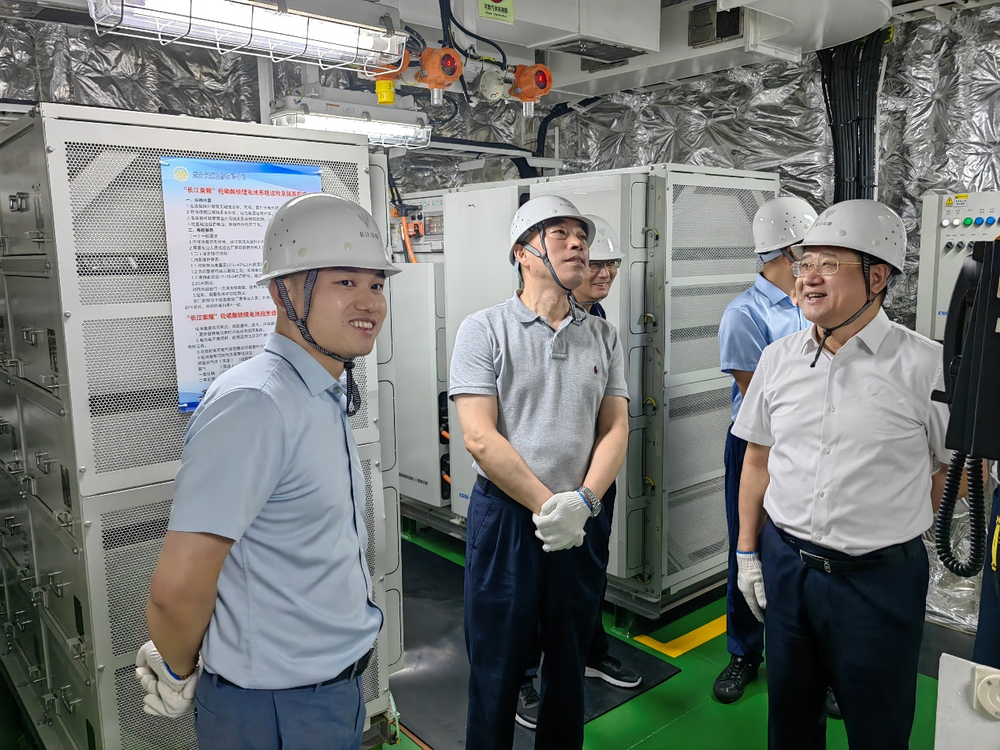 参观武汉长江荣耀号电动船