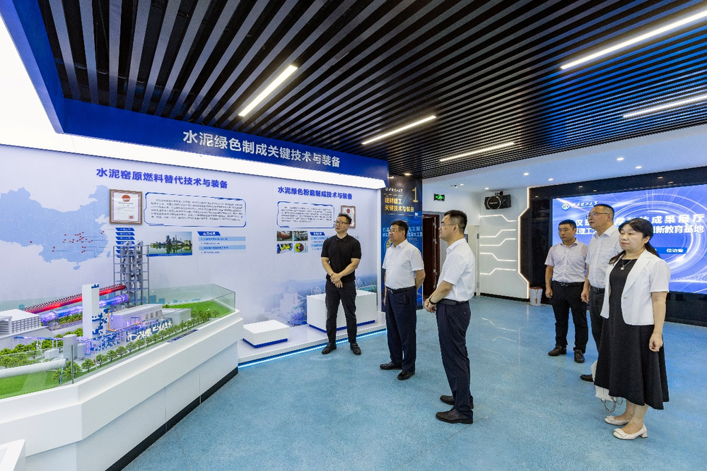 参观武汉理工大学科技成果转化展厅