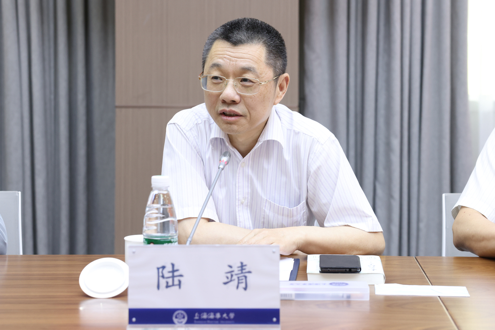 学校举办2023年上半年退休教职工座谈会暨荣休教职工欢送仪式