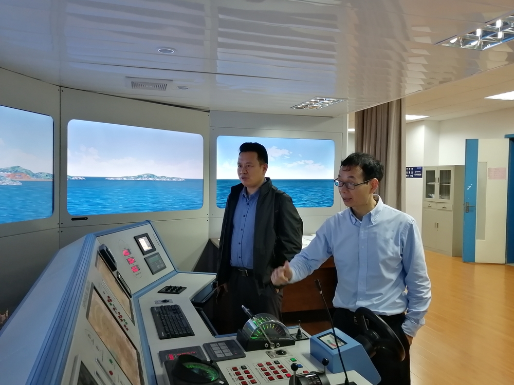 参观航海模拟器实验室