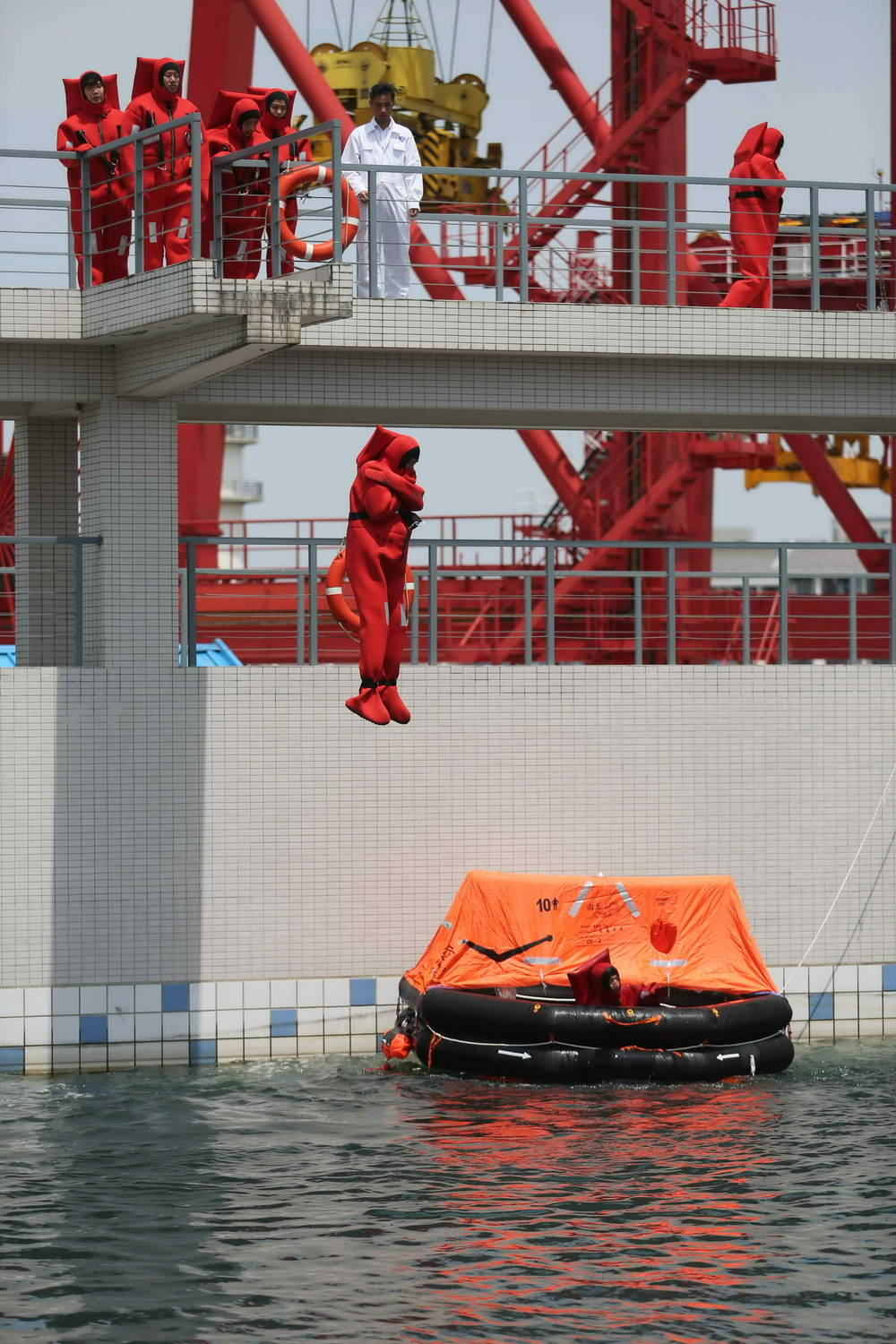 学生在水上训练中心模拟海上安全训练3