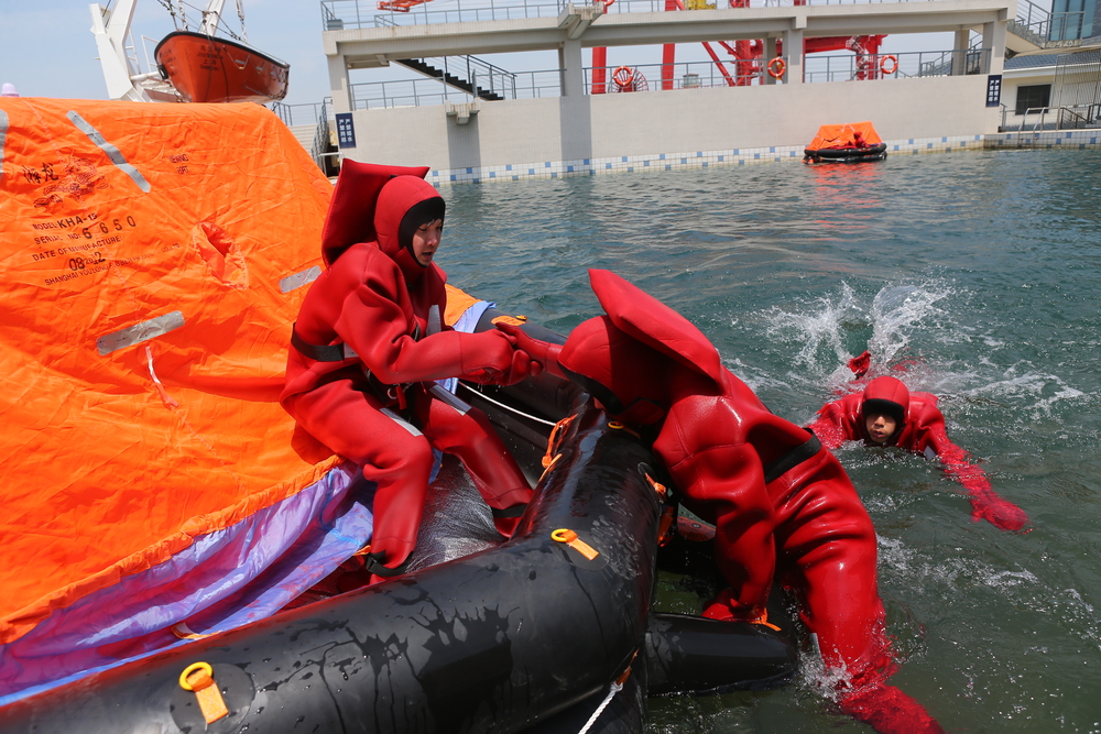 学生在水上训练中心模拟海上安全训练4
