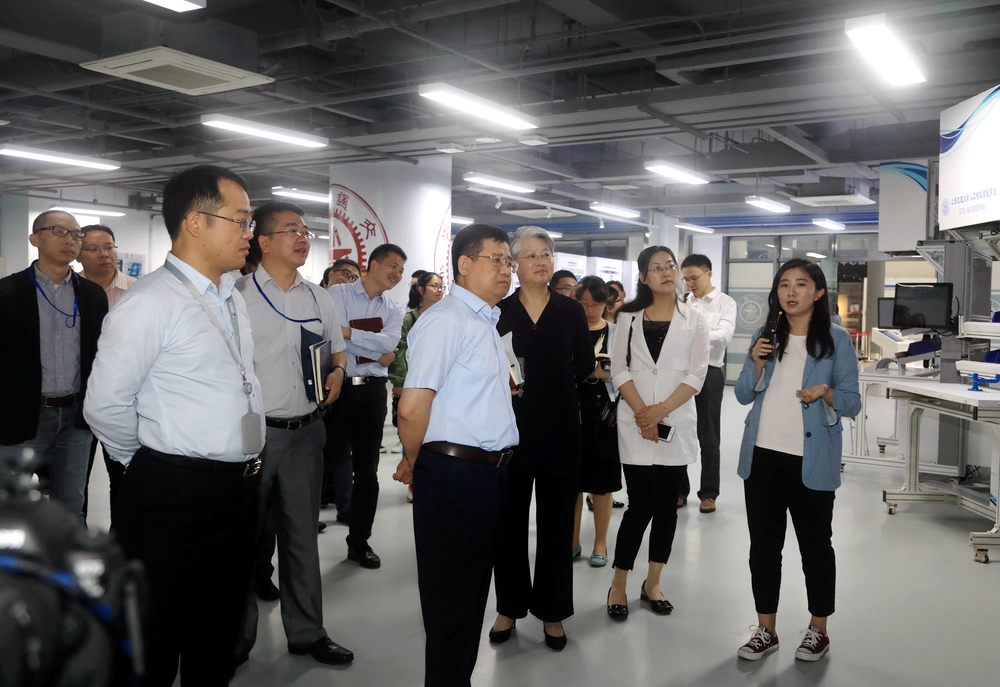 参观上海交通大学弗劳恩霍夫协会智能制造项目中心