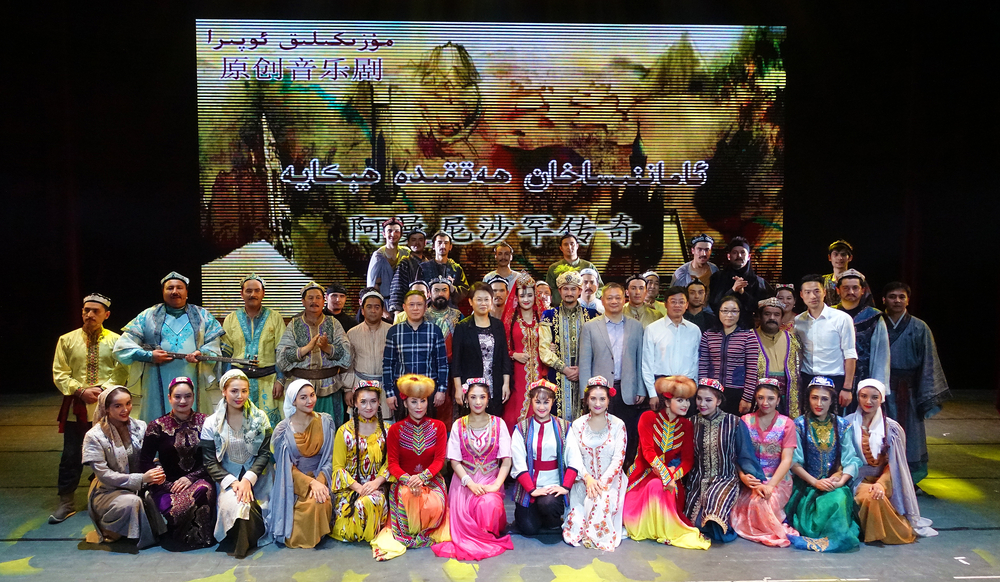 门妍萍副书记与演出人员合影