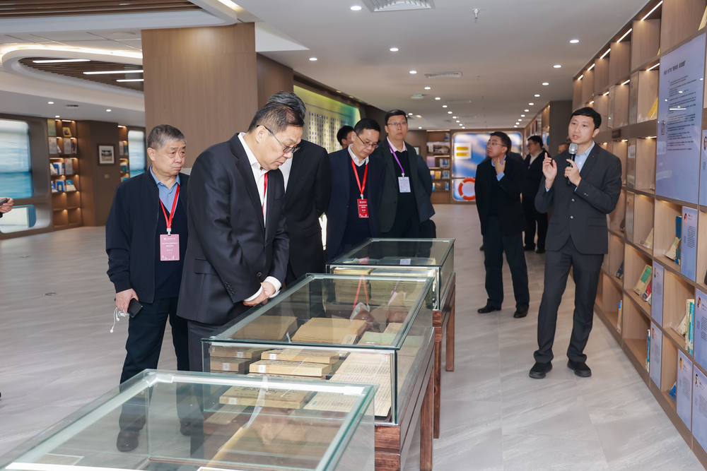 专家组集中考察图书馆