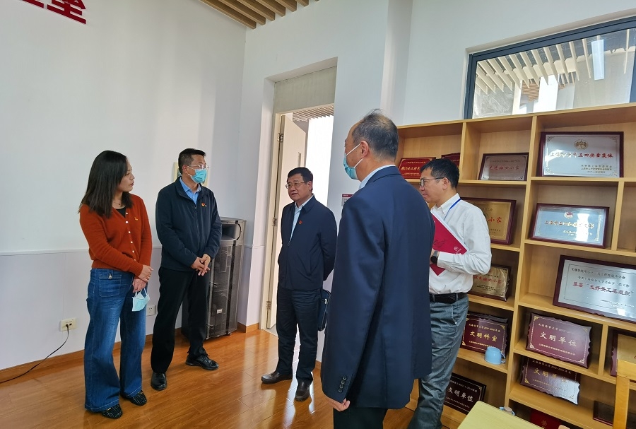 宋书记与教师党员亲切交谈