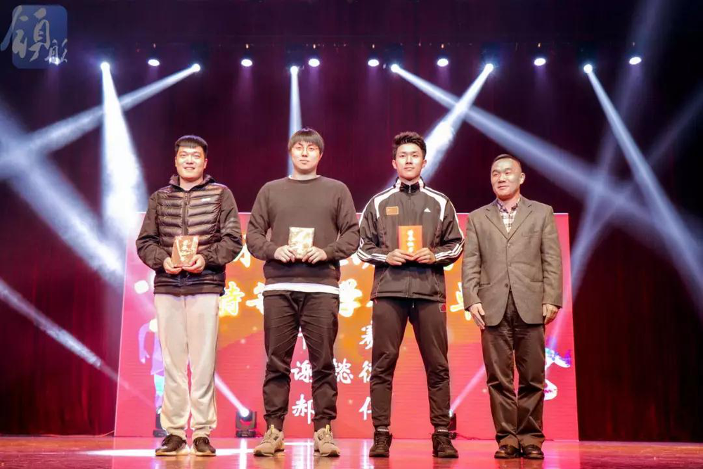 我校举行2017年运动员奖学金颁奖典礼暨毕业运动员欢送会