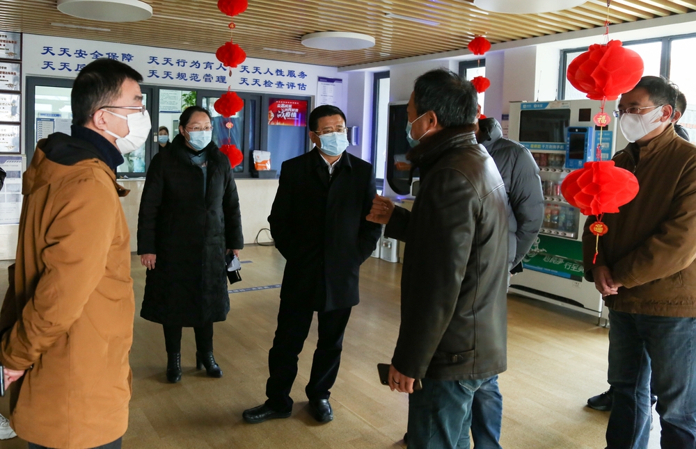 校领导在宿舍楼听取防控隔离措施