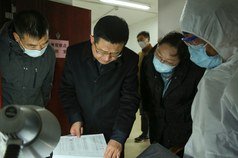 校领导检查校内隔离观察点准备情况