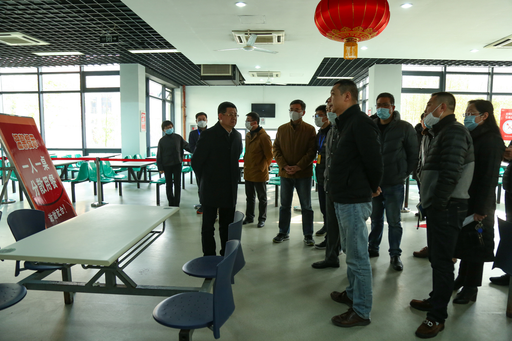 校领导检查食堂寒假期间准备情况