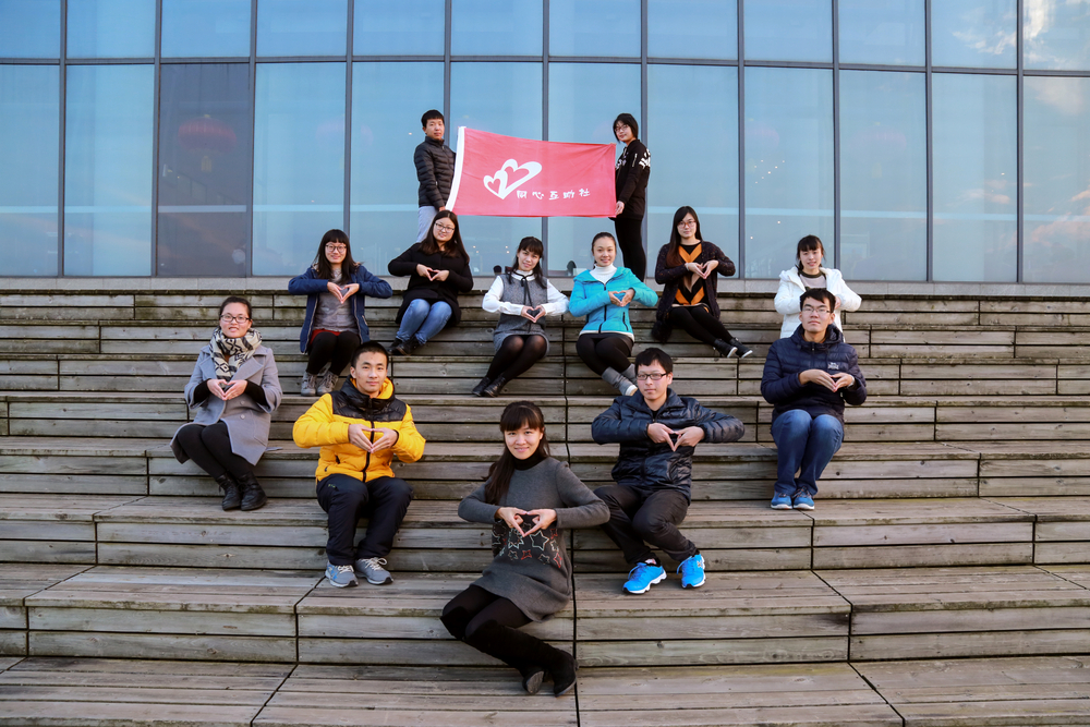 陈莉老师与社团成员合影