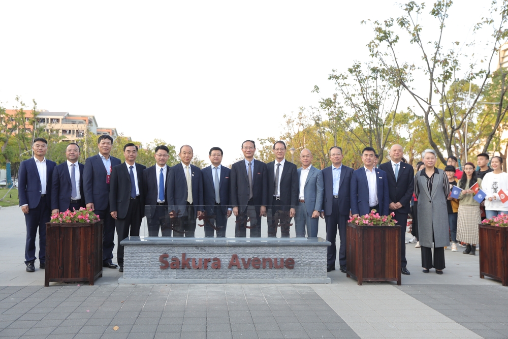 “校友樱花大道”揭幕仪式