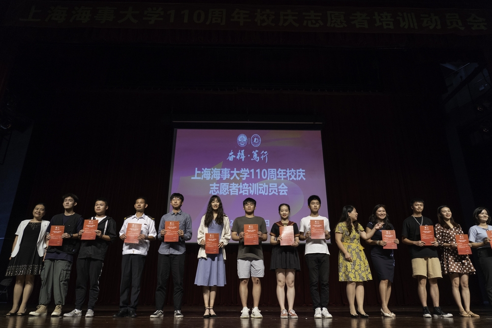 为学生演职团队颁发委任书