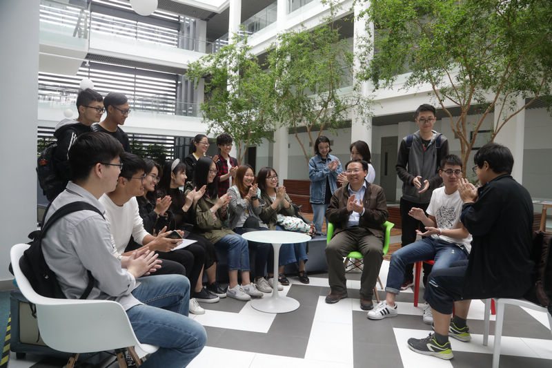 和同学们在一起