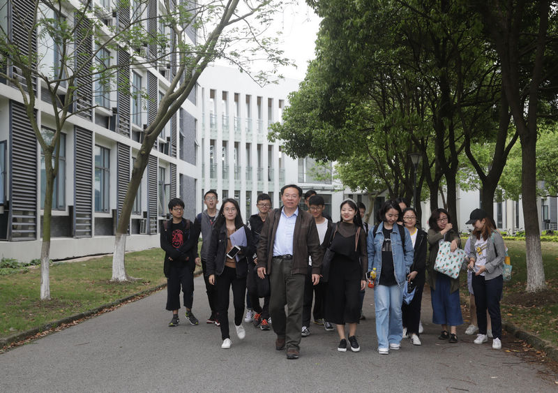 和同学们在一起