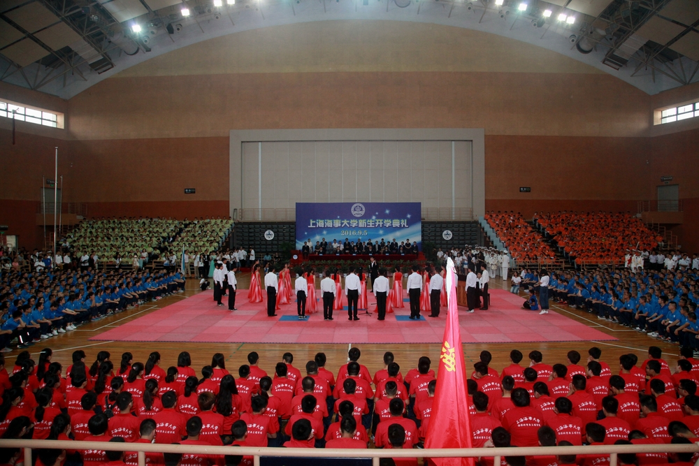 校学生合唱团演唱校歌