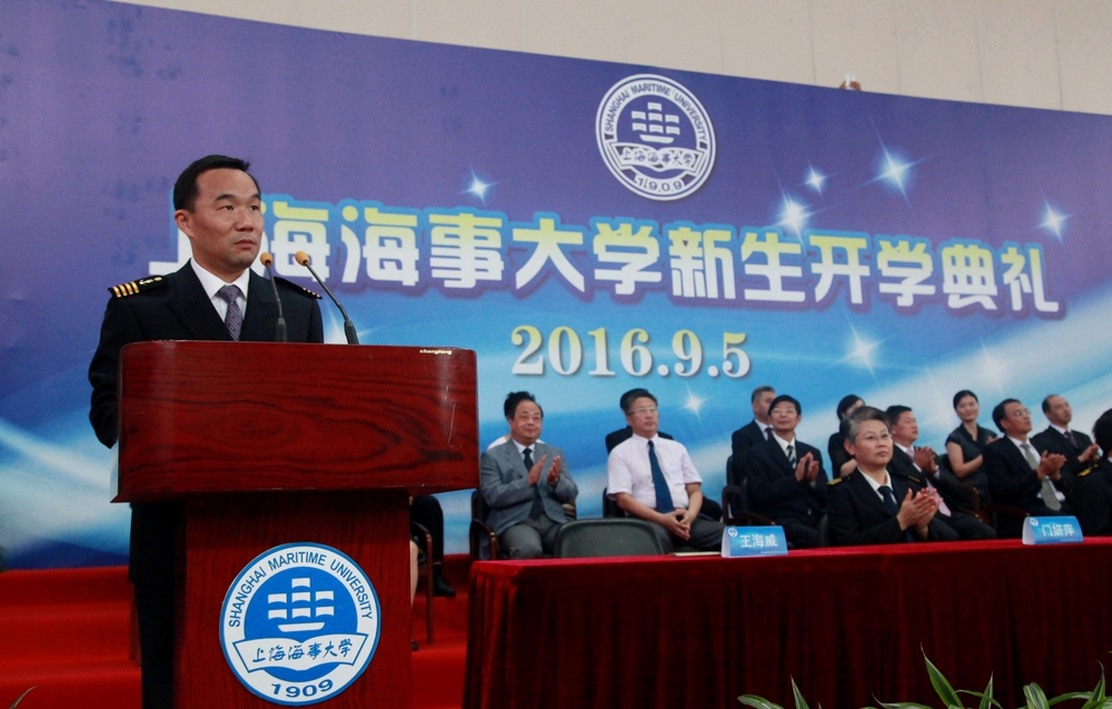 王海威副校长主持开学典礼