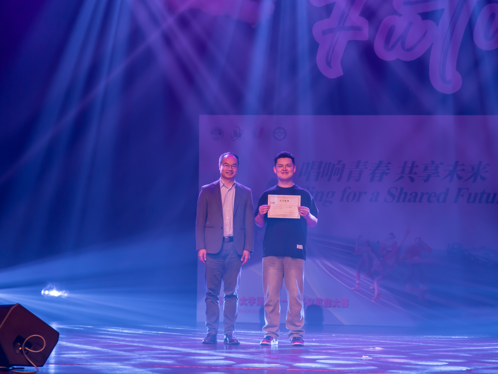 赵大为老师为冠军颁奖