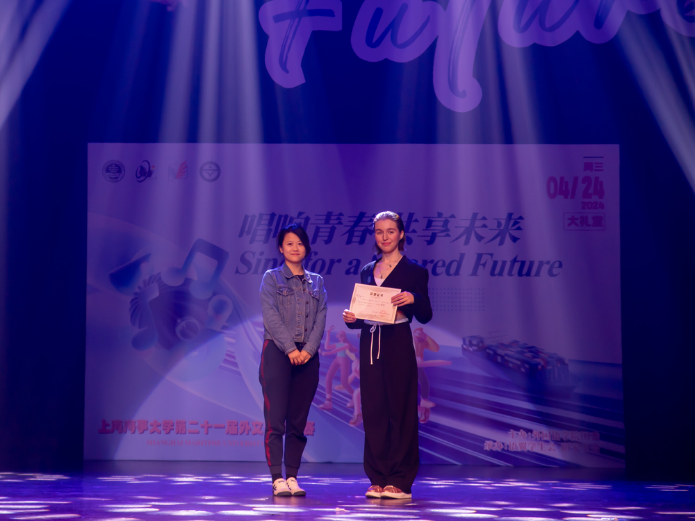 陈祯如老师为亚军颁奖