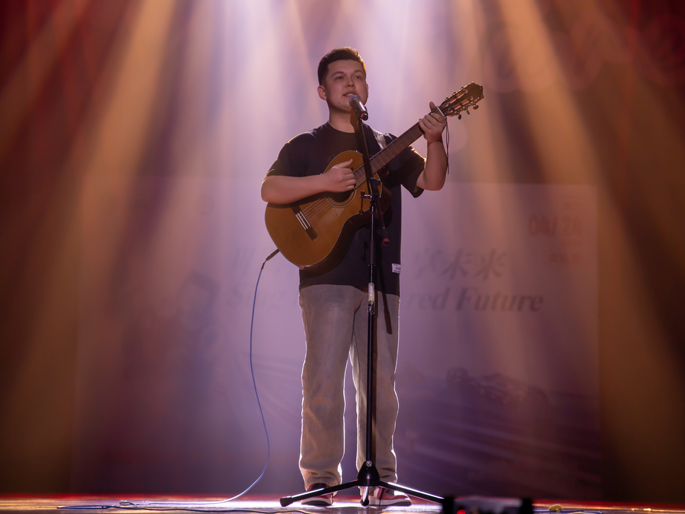 来自外国语学院的吾木提演唱