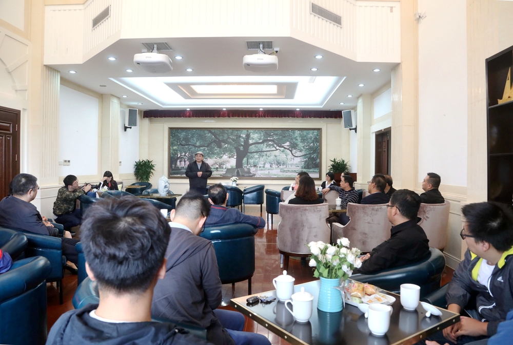 徐悲鸿艺术学院院长乐震文教授向学校捐赠字画和陶艺作品