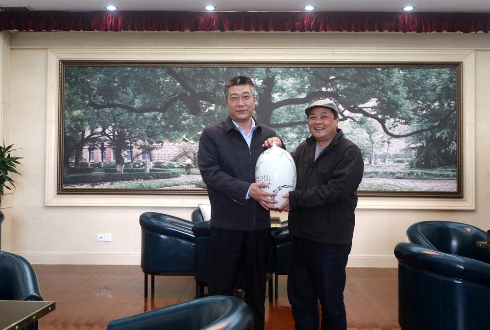 杨万枫副校长代表学校接受捐赠（作品之一）