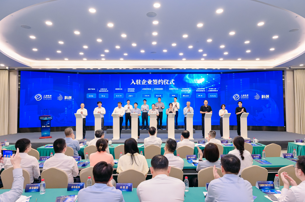 “先进绿色低碳蓄能技术”科研团队代表华维三老师参加签约仪式