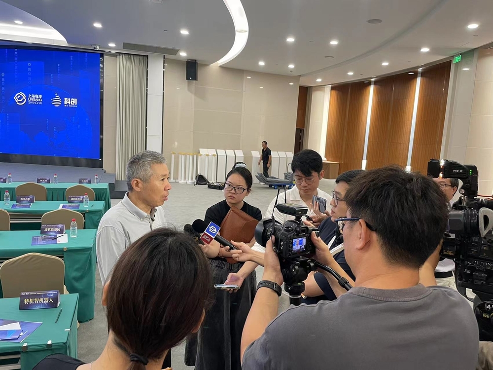 “先进绿色低碳蓄能技术”科研团队负责人章学来教授接受媒体采访