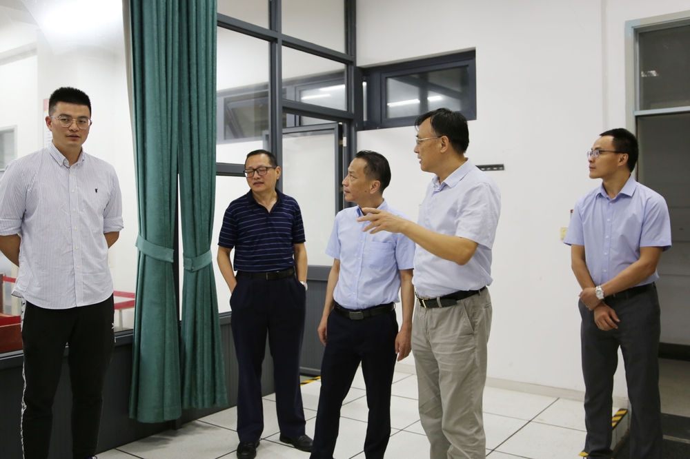 严伟副校长慰问科研一线教师