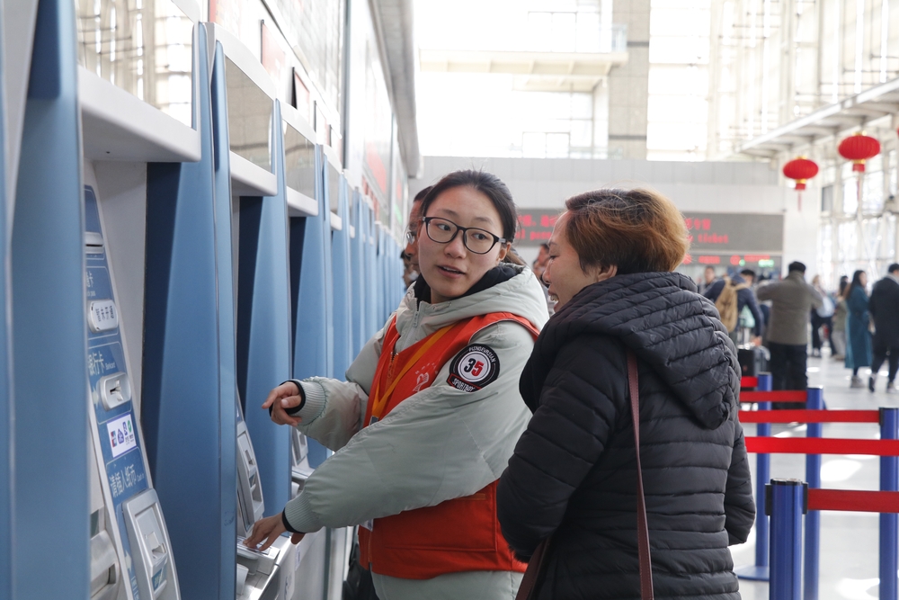 我校志愿者参与上海站春运志愿服务