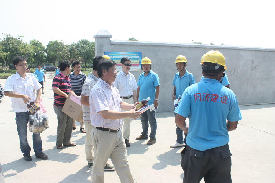 肖宝家副校长亲切慰问高温下坚持奋战的施工人员