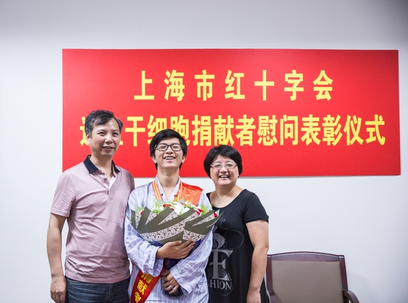 孙嘉元同学和父母在一起